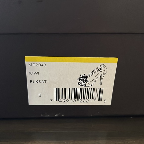 Badgley Mischka heel - Picture 2 of 6